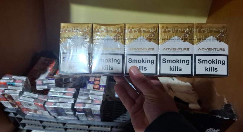Nem mindennapi ajtónyitás: több száz doboz illegális dohányterméket talált a NAV