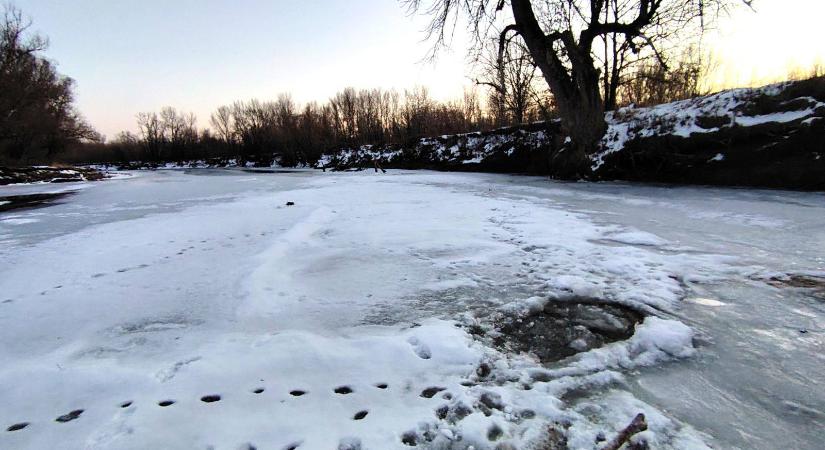 Két gyerek esett a jeges Ipolyba Szobnál