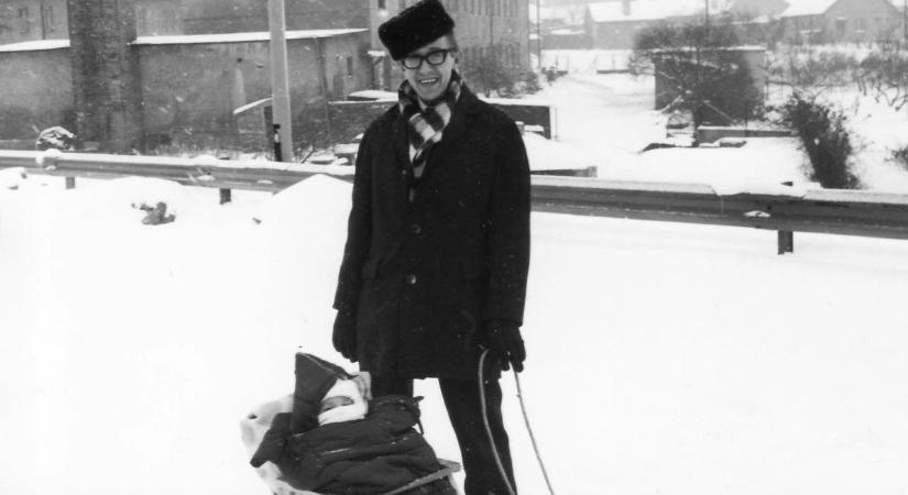 Különleges fényképen a múltból az ismert költő