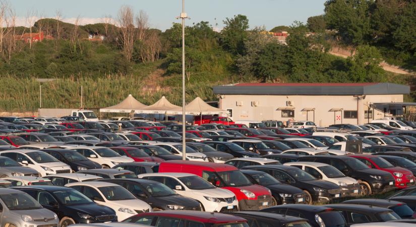 Történelmi csúcsot döntött a hazai autópiac: kiderült, melyik márka tarolt tavaly