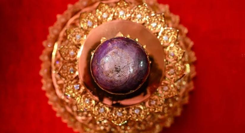 Kicsi, lila és 100 milliárd forintot ér. Mi az?