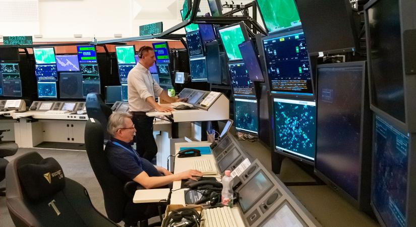 Rekordforgalom mellett drasztikusan csökkentek a járatkésések a magyar légtérben