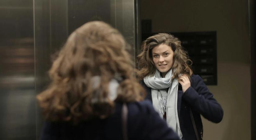 Ezért van tükör a liftben – a valódi ok meglepő lehet