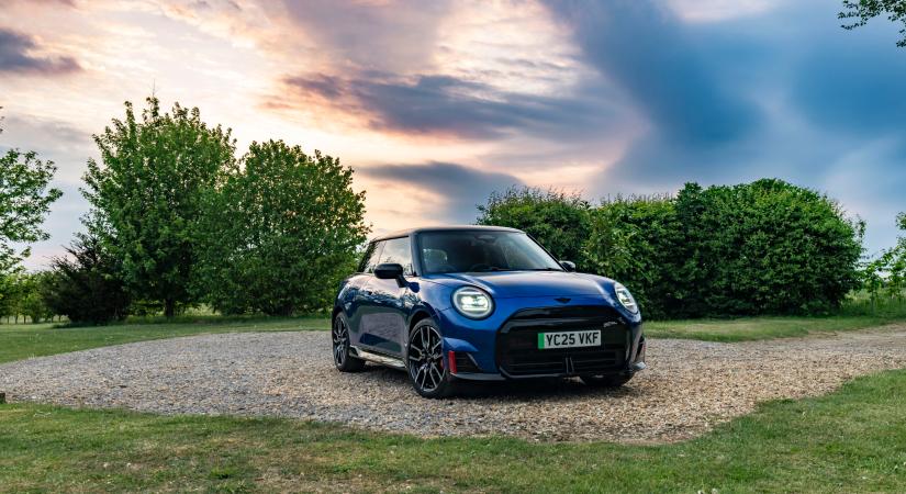 Példaértékű biztonság és városi vezetési magabiztosság a tisztán elektromos MINI Cooperben