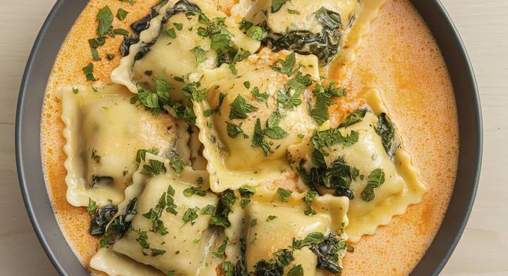 Selymes, kókusztejes curryleves töltött tésztával: villámgyors vacsora