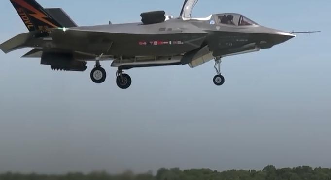 Ezt látni kell: helikopterként emelkedik fel az F-35B – mintha meghazudtolná a fizikát