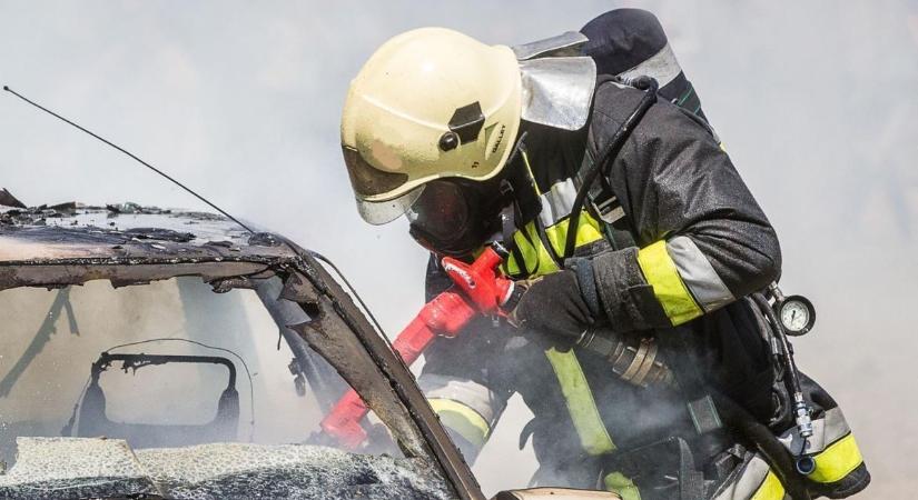 Lángba borult egy autó, szabadnapos tűzoltók kezdték el oltani