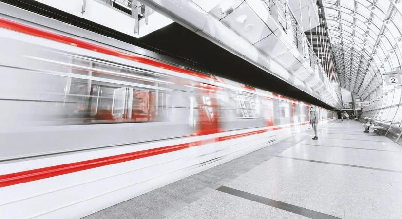 Magyar rablót kaptak el a rendőrök az osztrák vonaton, aki kését is előkapta