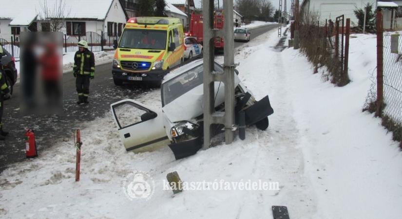 Villanyoszlopnak csapódott, árokba csúszott autók, tömegbaleset az M7-esen