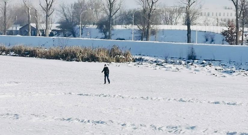 Nem korcsolyapálya! – Életveszélyesek lehetnek a befagyott tavak és folyók