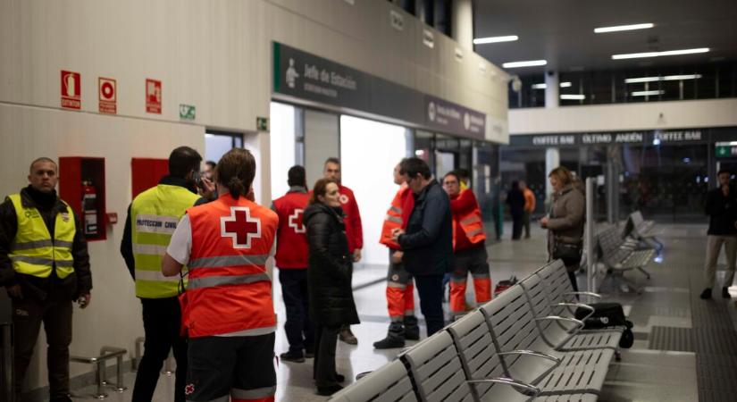 Percről percre súlyosabb a helyzet a vonatkatasztrófa körül – már közel 40 halottról jelentettek