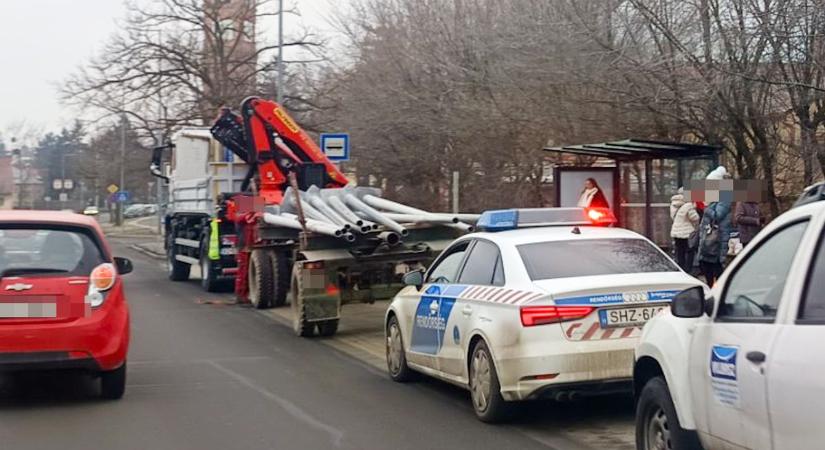 Csövek borultak le egy pótkocsiról, lezárták az utat Szombathelyen - fotók