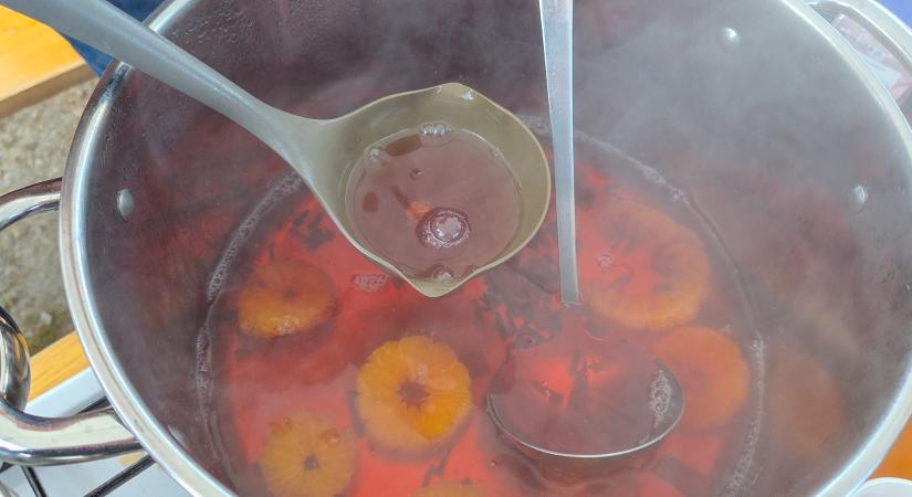 Közel harminc főzet versengett a nyolcadik nagyatádi forraltborfőző-versenyen