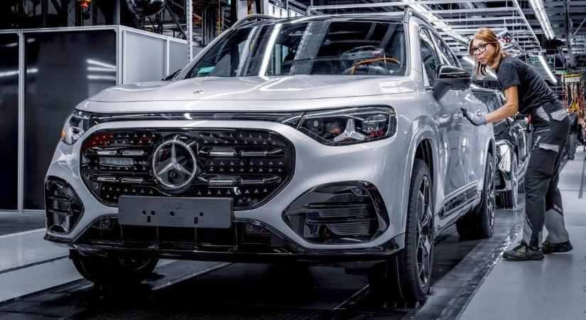 Megkezdődik az új, elektromos Mercedes GLB sorozatgyártása Kecskeméten – videóval
