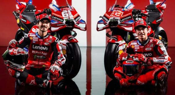 Vörös és fehér: íme, Marquez és Bagnaia Ducatija!