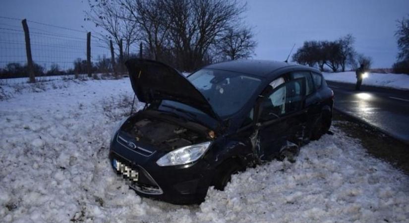Egy pillanatnyi figyelmetlenség majdnem tragédiához vezetett a 6-os főúton
