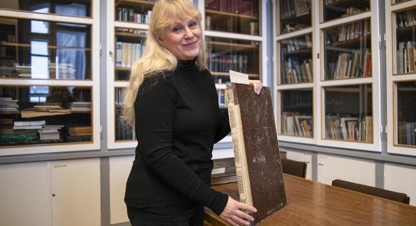 Kincs a borító alatt