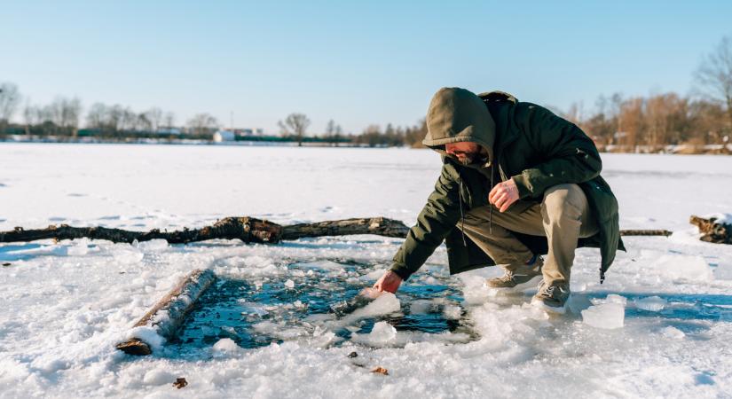 Életveszély a hazai tónál: beszakadt a jég a lékvágók alatt Kiskunhalason