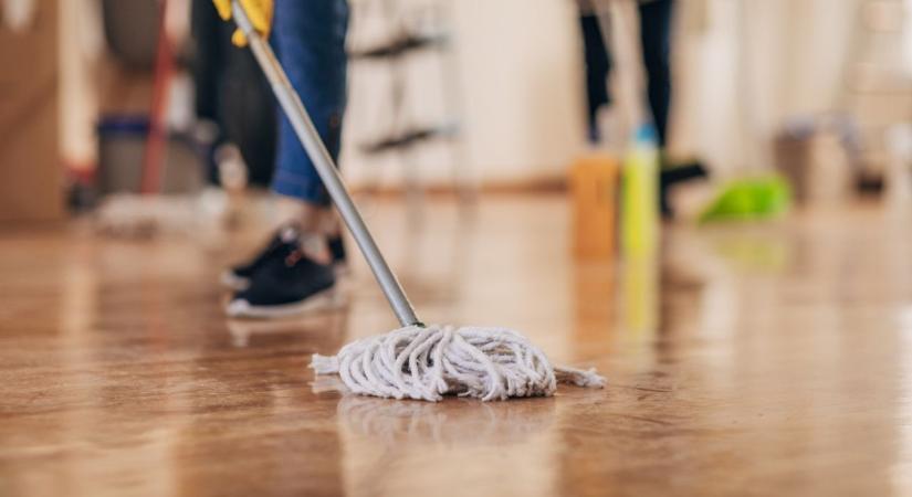 Só a felmosáshoz használt vízben – mire jó, és mire nem?