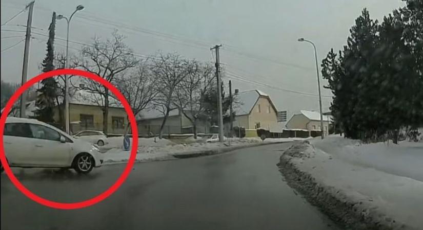Videón a peches manőver Tatabányán: majdnem belerohant a rendőrökbe az Opel