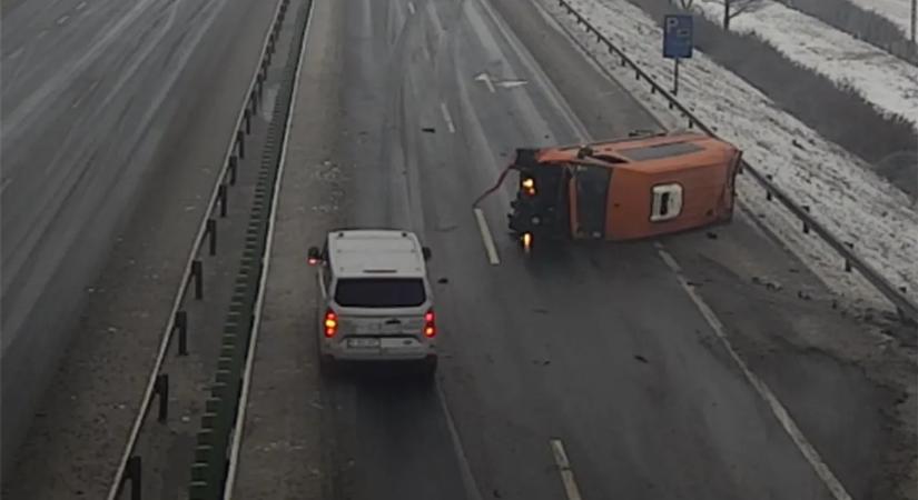 Gyalázatos dolog történt egy súlyos baleset után az M1-esen, kamera rögzítette