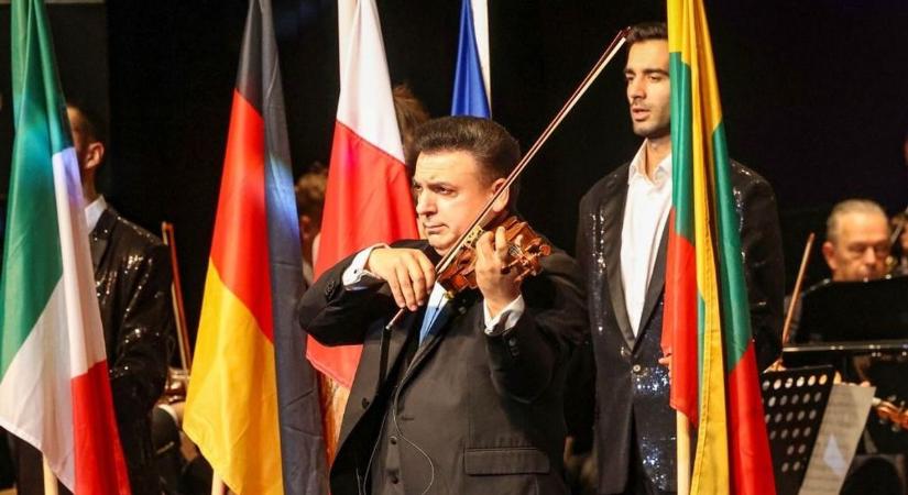 Dupla telt ház Szekszárdon: Mága Zoltán hegedűje újra varázsolt (videógaléria)