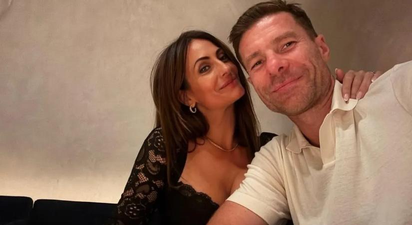 Gyönyörű feleségével a tengerparton nyalogatja sebeit a Real Madrid kirúgott edzője – kép