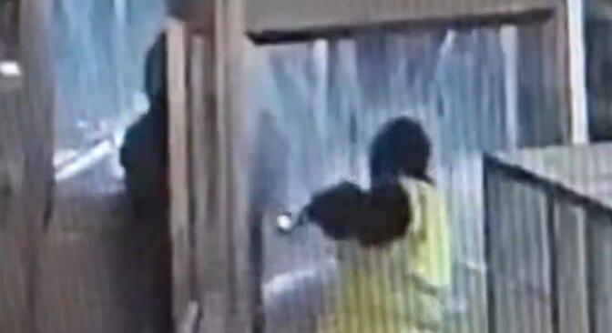 Új videón a Louvre kirablása: sarokcsiszolóval estek neki az üvegnek