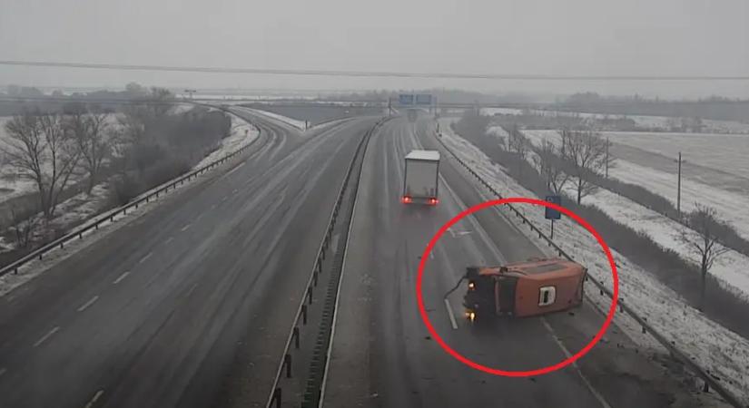 Durva képsorok az M1-es autópályáról! Felborult a furgon, figyeld, mi történt utána!