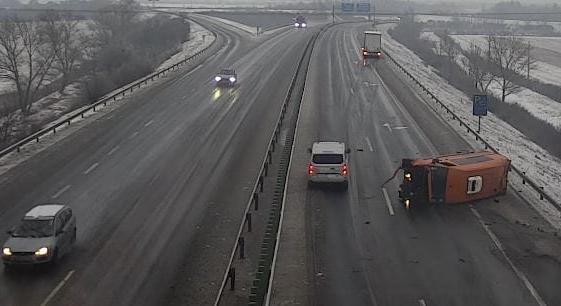 Videó: felborult előttük egy kisbusz az M1-esen, kikerülték, majd elhajtottak