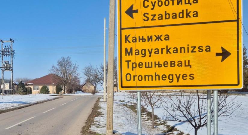 Folytatódik a magyar–szerb útirányjelző táblák kihelyezése
