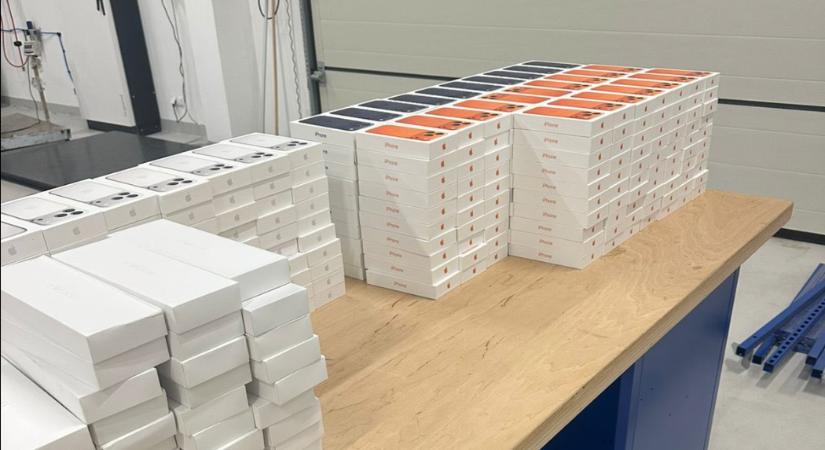 Lemberg megyében a vámosok 35 millió hrivnya értékű iPhone-csempészetet lepleztek le