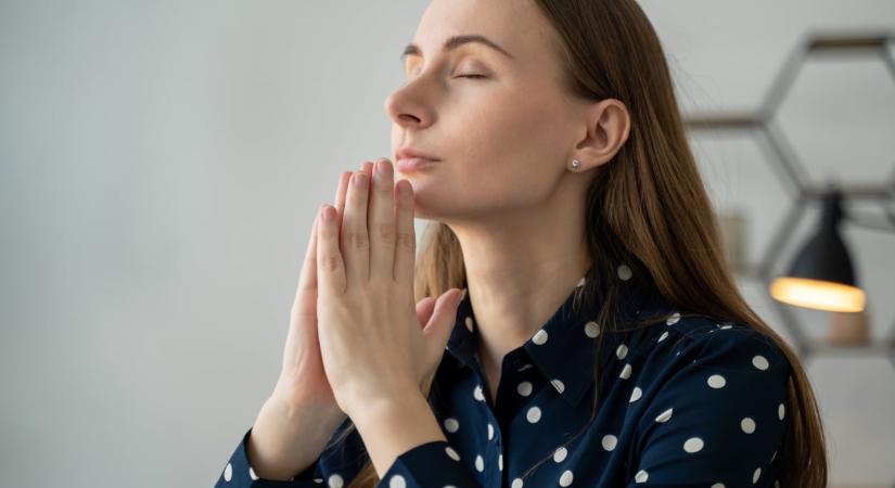 Ezért tudok hinni a vallásokban, de az egyházakban nem – Vékony a határ lelki vezetés és manipuláció között