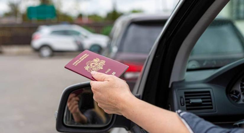 Kinyitották a Mercedes csomagterét, megdöbbentek a vámosok – Ezt próbálták meg átcsempészni Röszkénél