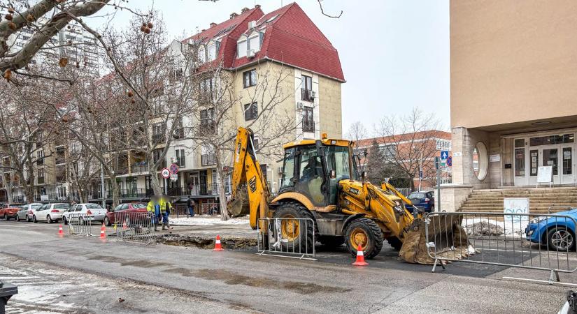 Újabb csőtörés nehezíti az életet Szolnokon – a szakemberek reggel óta dolgoznak