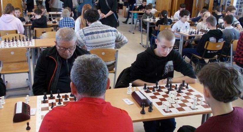 Kortalan stratégia: 6 és 85 éves sakkozók is asztalhoz ültek Kiskunfélegyházán – fotók