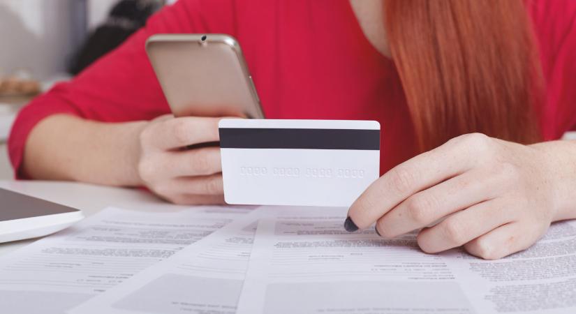 Évente tízezreket adunk oda a banknak feleslegesen, itt a megoldás