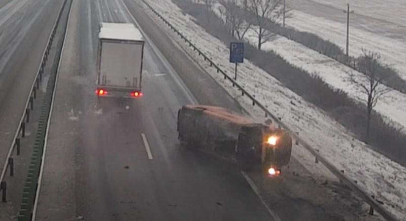 Oldalán pörgő autó, kamionosbravúr és segítségnyújtás elmulasztása az M1-esen készült videón