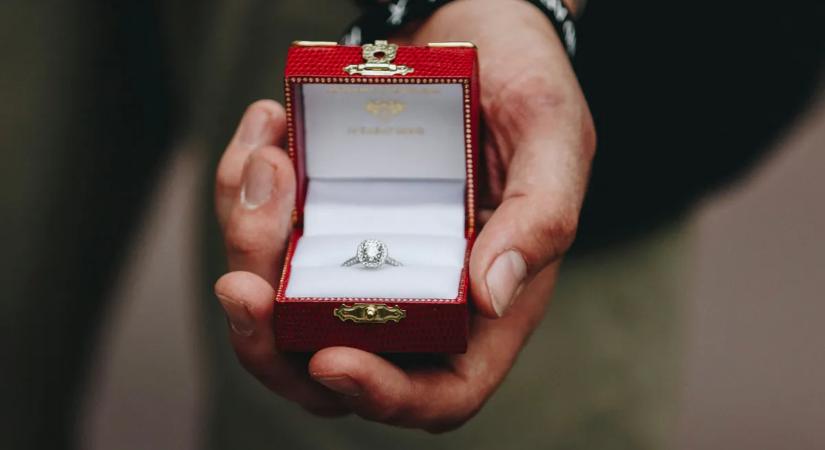 Hetekkel az ikreik SMA-diagnózisa után felbontotta eljegyzését az énekesnő