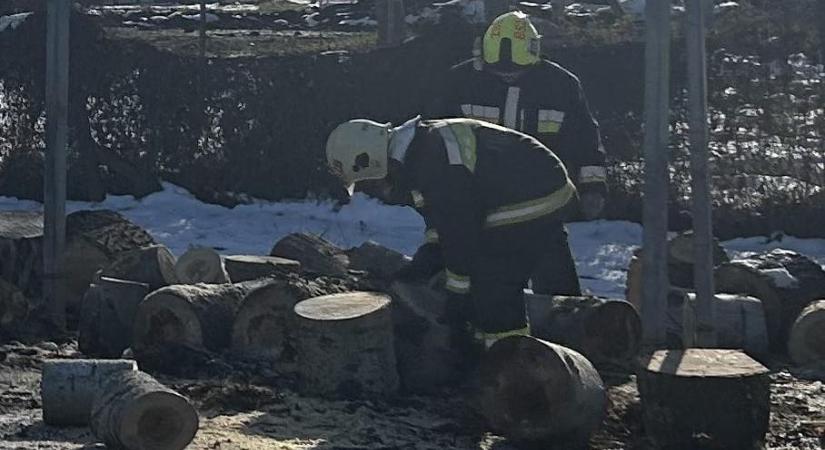 A tűzoltók a szabadnapjukon aprítják a szociális tűzifát, amivel a Fidesz kampányol, de ki is fizetik nekik a túlmunkát
