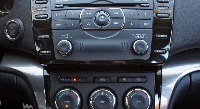 Látod ezt a gombot a rádión? Sokan azt sem tudják, mire való, pedig aranyat ér