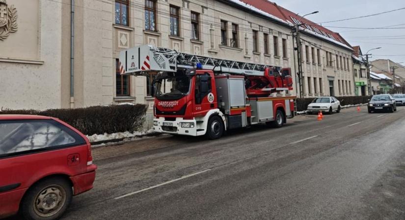 Jég csúszott a tetőről, elakadt az autó (GALÉRIA)