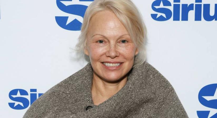 A hét szettje: az 58 éves Pamela Anderson újjáélesztette a ’60-as évek kabátdivatját