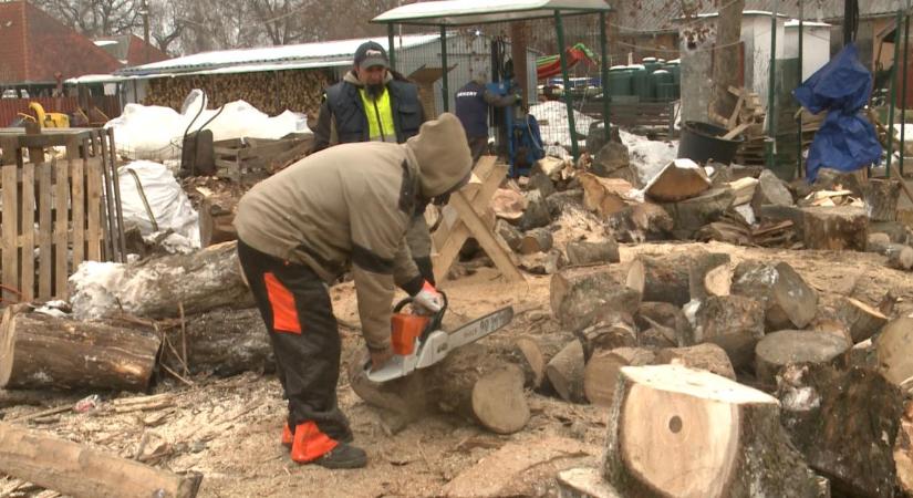 Továbbra is érvényben van a vörös kód, folyamatosan szállítják a szociális tűzifát is