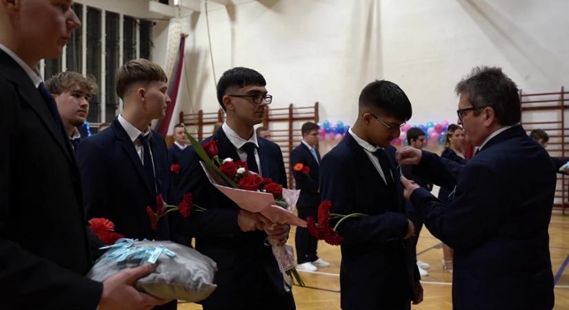 Kék szalag jelezte a mérföldkövet a Cserháti végzősei számára