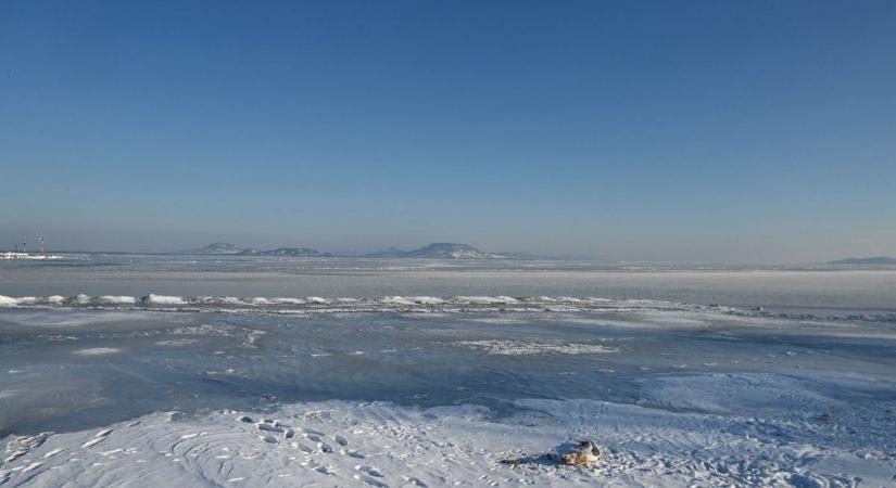Veszélyes hóbort terjed a tónál: súlyos árat fizethetünk nyáron a mostani felelőtlenségért