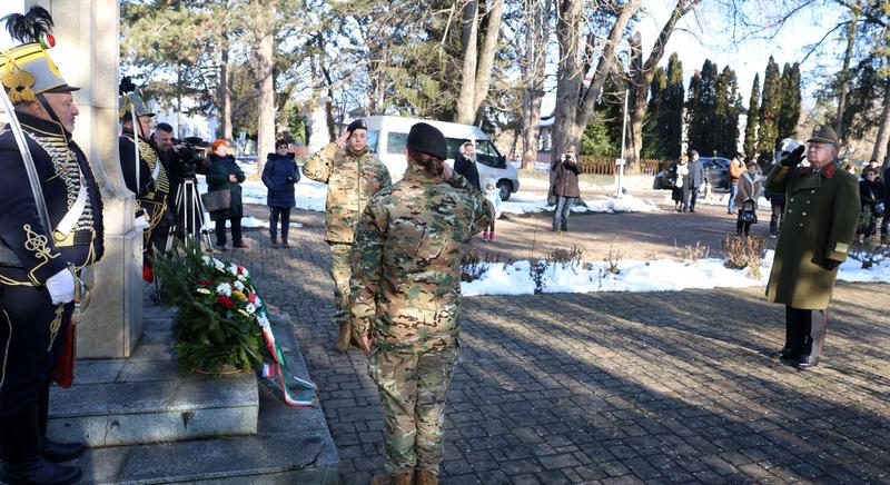 Főhajtás a Mindszenty téren