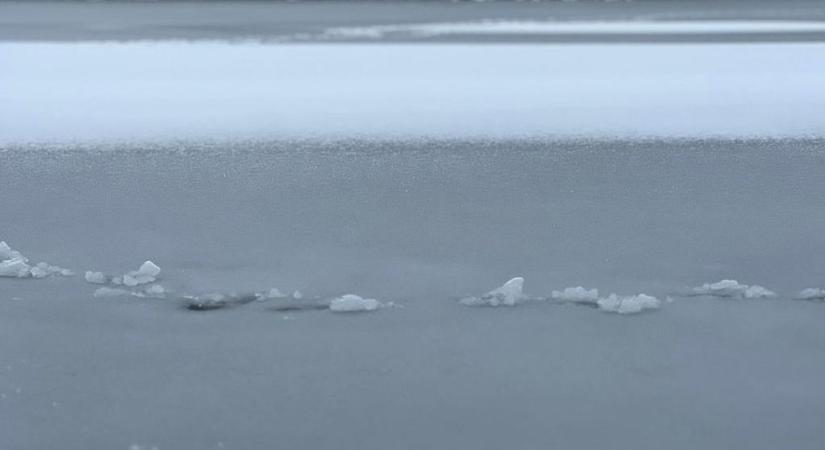 Beszakadt a jég két fiatal lány alatt, azonnal a helyszínre riasztották a mentőket