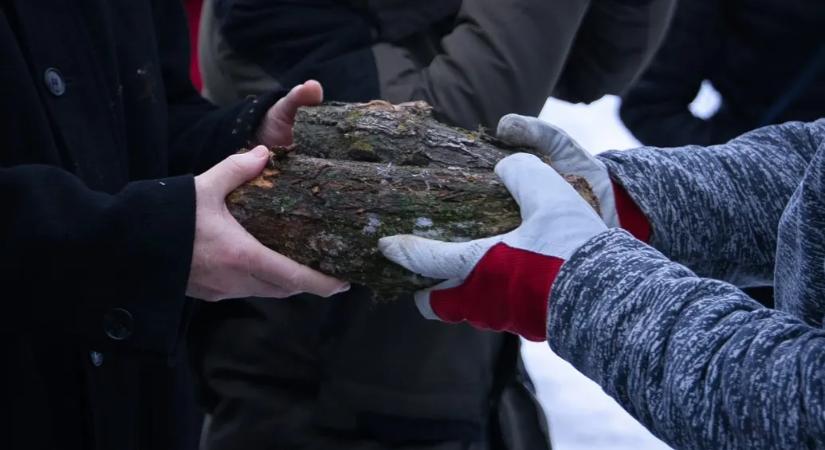 Olaszliszka nem kapott a krízistűzifából, aminek darabolására a tűzoltókat is befogták