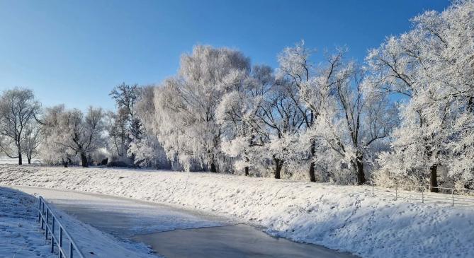 Napsütésben ragyognak a zúzmarás tájak